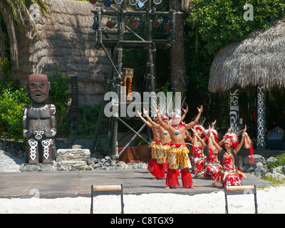 Spectacle polynésien à Port Aventura Parc d'amusement. Salou, Catalogne, Espagne. Banque D'Images