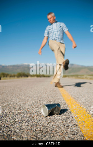 USA, Utah, Kanosh, l'homme des coups de tin can sur la route autrement vide Banque D'Images