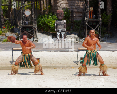 Spectacle de danse polynésienne au parc d'attractions Port Aventura. Salou, Catalogne, Espagne. Banque D'Images