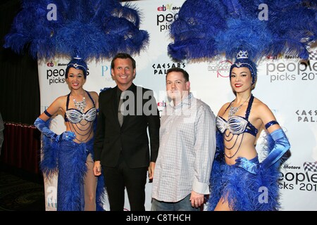 Las Vegas Showgirls, Justin Bell (américain) Lamaz, célèbre Rhodes (premier directeur de eBay Motors) présents pour 3e eBay Motors TR/MIN XI Cas, Pure Nightclub au Caesars Palace, Las Vegas, NV 1 novembre 2011. Photo par : James Atoa/Everett Collection Banque D'Images