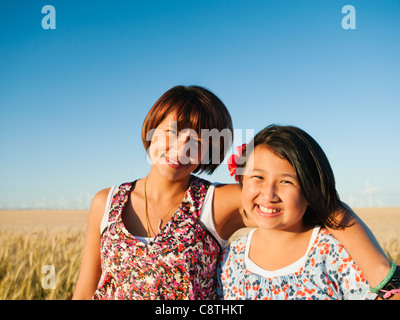 USA, Ohio, Wasco, Mother and Daughter standing in wheat field Banque D'Images