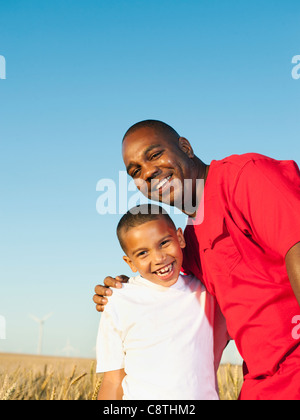 USA, Ohio, Wasco, père et fils posant en champ de blé Banque D'Images