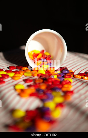 Bonbons avec une tasse Banque D'Images