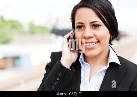 États-unis, Washington, Seattle, Young businesswoman talking on phone Banque D'Images