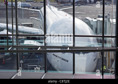 Boeing 777-300ER, l'Aéroport International d'Auckland, Nouvelle-Zélande. Banque D'Images