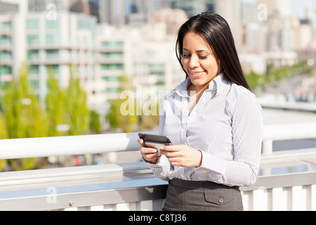 États-unis, Washington, Seattle, Young businesswoman text-messaging Banque D'Images