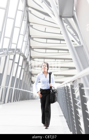 États-unis, Washington, Seattle, jeune businesswoman on walkway Banque D'Images