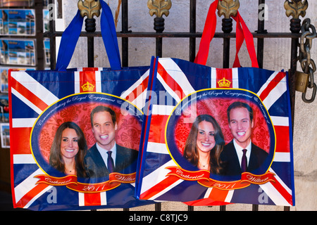 Mariage Royal britannique 2011, Catherine et William imprimé sur les sacs de souvenirs. Banque D'Images