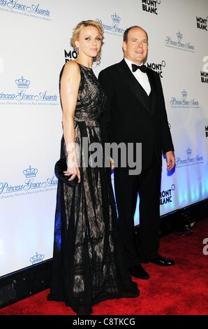 La princesse Charlene de Monaco, T.S.H. Le Prince Albert II au niveau des arrivées pour 2011 Princess Grace Awards Gala, Le Restaurant Cipriani 42nd Street, New York, NY Le 1 novembre 2011. Photo par : Desiree Navarro/Everett Collection Banque D'Images