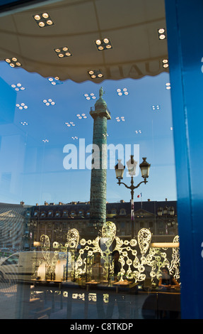 Paris, reflet de la colonne sur une vitrine de la Place Vendôme Banque D'Images