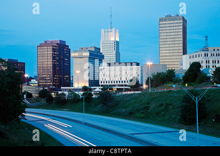 USA, Ohio, Akron, Skyline at Dusk Banque D'Images