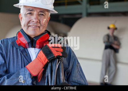USA, New Mexico, Santa Fe, Portrait d'homme travailleur manuel wearing hardhat Banque D'Images