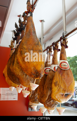 Une sélection de Jamon, jambon espagnol séché exposé à la vente dans un magasin de viande. Salou, Catalogne, Espagne. Banque D'Images