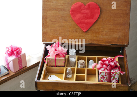 Boîte-cadeau et des bouteilles au Cabinet Banque D'Images