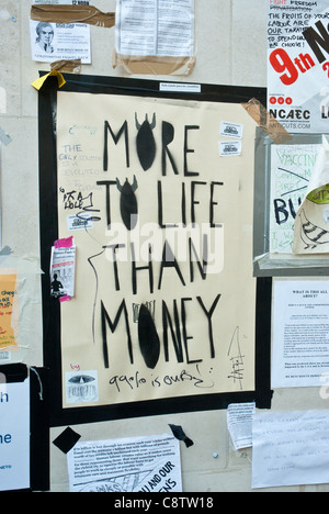 Occupy London [St Pauls] poster sur le mur "plus à la vie que l'argent" (lettre o's en forme de bombes) Banque D'Images