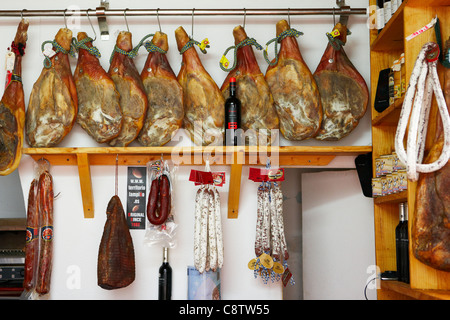 Une sélection de Jamon, jambon espagnol séché exposé à la vente dans un magasin de viande. Peniscola, Communauté valencienne, Espagne. Banque D'Images