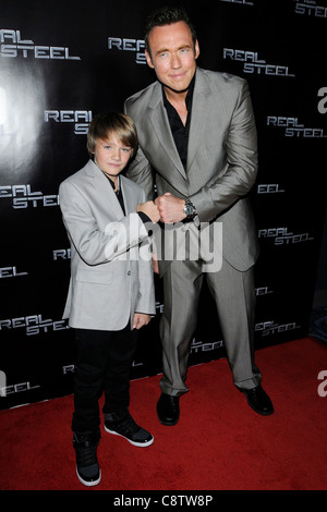 Dakota Goyo, Kevin Durand au hall des arrivées pour REAL STEEL Première canadienne, la Banque Scotia Theatre, Toronto, le 20 septembre 2011. Banque D'Images