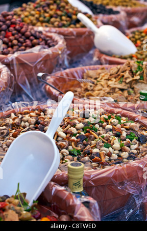 Légumes marinés sur un étal de marché à Cannobio, Italie Banque D'Images