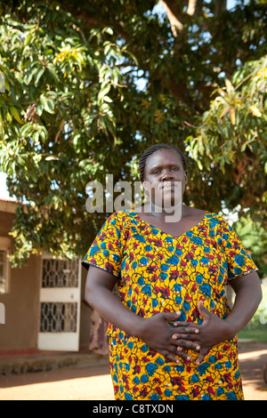 Une femme se tient à l'extérieur un abus domestique centre à Pallisa, Ouganda. Banque D'Images