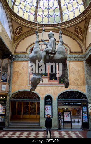 Lucerna Pasaz (Arcade) avec David Cerny l'envers du cheval et St Venceslas Prague en République Tchèque Banque D'Images