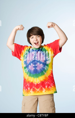 Studio portrait of boy flexing muscles Banque D'Images