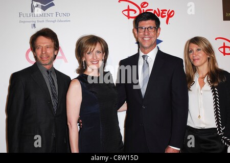 Jerry Bruckheimer, Anne Sweeney, Rich Ross, Stacey Snider aux arrivées d'exécution spéciale STARS Gala-bénéfice 2011, Beverly Hilton Hotel, Los Angeles, CA 1 novembre 2011. Photo par : Elizabeth Goodenough/Everett Collection Banque D'Images