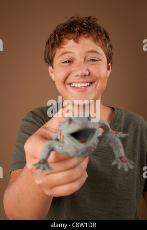 Studio portrait of boy holding animal en plastique Banque D'Images