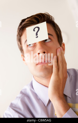 Portrait of businessman with adhesive note jointe sur le front Banque D'Images