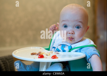 Led - Sevrage bébé nourrir bébé tomate lui-même Banque D'Images