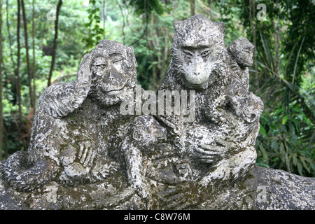 Singe en pierre sculpter à la forêt des singes sacrés Réserver, Ubud, Bali Banque D'Images