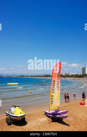 Point de location d'équipement de sports nautiques sur la plage d'Els Pilons à Salou, Catalogne, Espagne. Banque D'Images