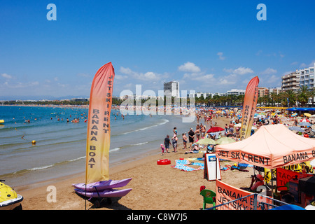 Point de location d'équipement de sports nautiques sur la plage d'Els Pilons à Salou, Catalogne, Espagne. Banque D'Images