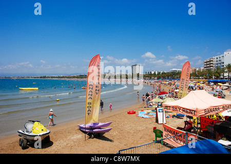 Point de location d'équipement de sports nautiques sur la plage d'Els Pilons à Salou, Catalogne, Espagne. Banque D'Images