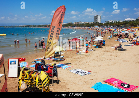 Vue surélevée sur la plage d'Els Pilons à Salou, Catalogne, Espagne. Banque D'Images