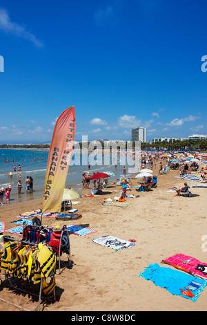 Vue surélevée sur la plage d'Els Pilons à Salou, Catalogne, Espagne. Banque D'Images