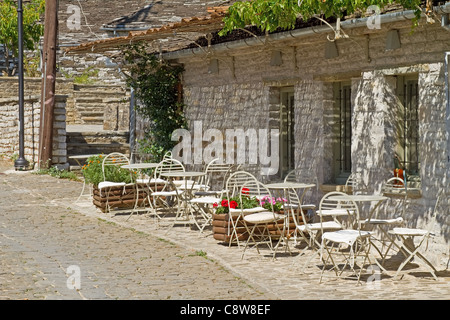 Une terrasse d'un café-restaurant dans le petit village de Papigo, Grèce Banque D'Images
