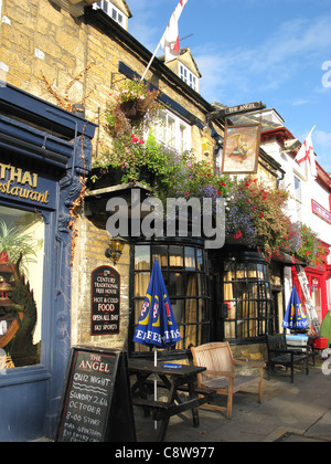 WITNEY, OXFORDSHIRE. The Angel Inn, un pub anglais traditionnel sur la place du marché. L'année 2008. Banque D'Images