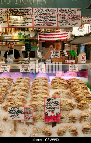 Seattle Pike Place Market Monger poisson l'État de Washington, États-Unis d'Amérique USA Banque D'Images