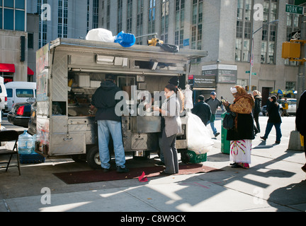 Diners la queue pour l'alimentation de rue du Moyen-Orient à l'un de la multitude de fournisseurs dans les quartier de l'Upper East Side de New York Banque D'Images