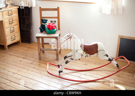 Chambre enfant intérieur avec des cadeaux de Noël et Cheval à bascule Banque D'Images