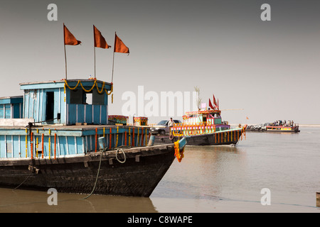 L'Inde, Assam, Kumba, Brahmapoutre ferries en attendant de charger avec les passagers et les véhicules Banque D'Images