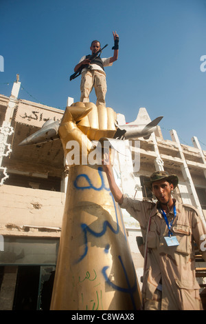 Célébrer les rebelles la capture de Gaddafis palace à Baba Al Azia Banque D'Images