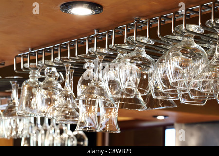 Vin et verres à cocktail tête en bas de la rangée Banque D'Images