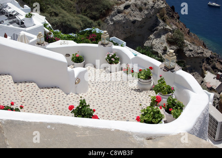 Oia, Santorin (thira), la Grèce, l'Europe. Terrasse avec vue sur mer. Banque D'Images
