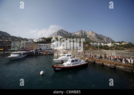 Bateaux DANS PORT & MOUNTAIN MARINA grande île de Capri Italie 17 septembre 2011 Banque D'Images