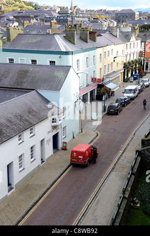 Bureau de poste rouge van effectuant des livraisons matin château de Caernarfon fossé nord du Pays de Galles Banque D'Images