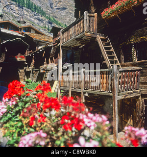 Maisons traditionnelles en bois Zermatt Valais Suisse Banque D'Images