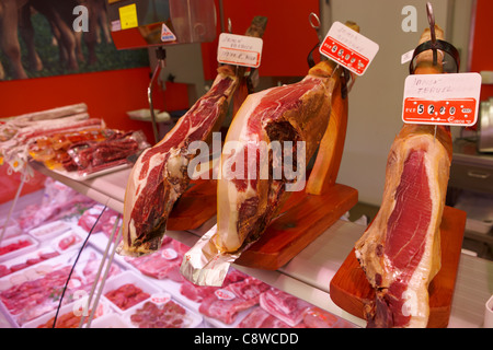 Une sélection de Jamon, jambon espagnol séché exposé à la vente dans un magasin de viande. Salou, Catalogne, Espagne. Banque D'Images