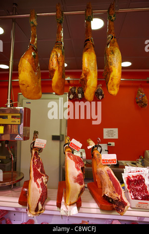 Une sélection de Jamon, jambon espagnol séché exposé à la vente dans un magasin de viande. Salou, Catalogne, Espagne. Banque D'Images
