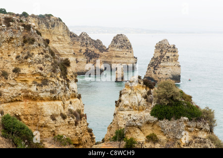 Portugal Algarve Lagos falaises de Ponta da Piedade seascape mer Bateau à moteur dans la falaise d'entrée de la baie Banque D'Images